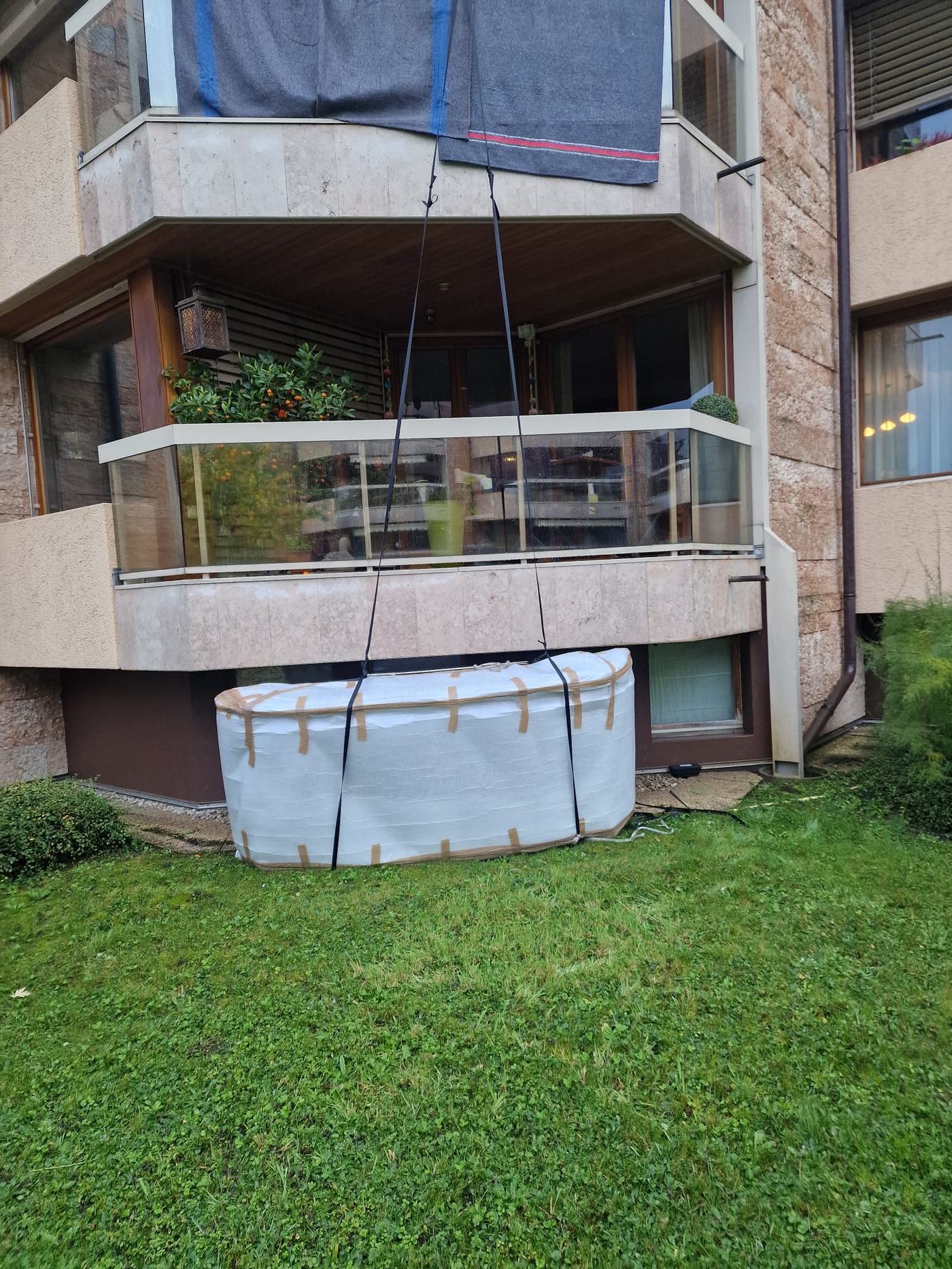 Déménagement d'un canapé depuis un balcon par nacelle élévatrice